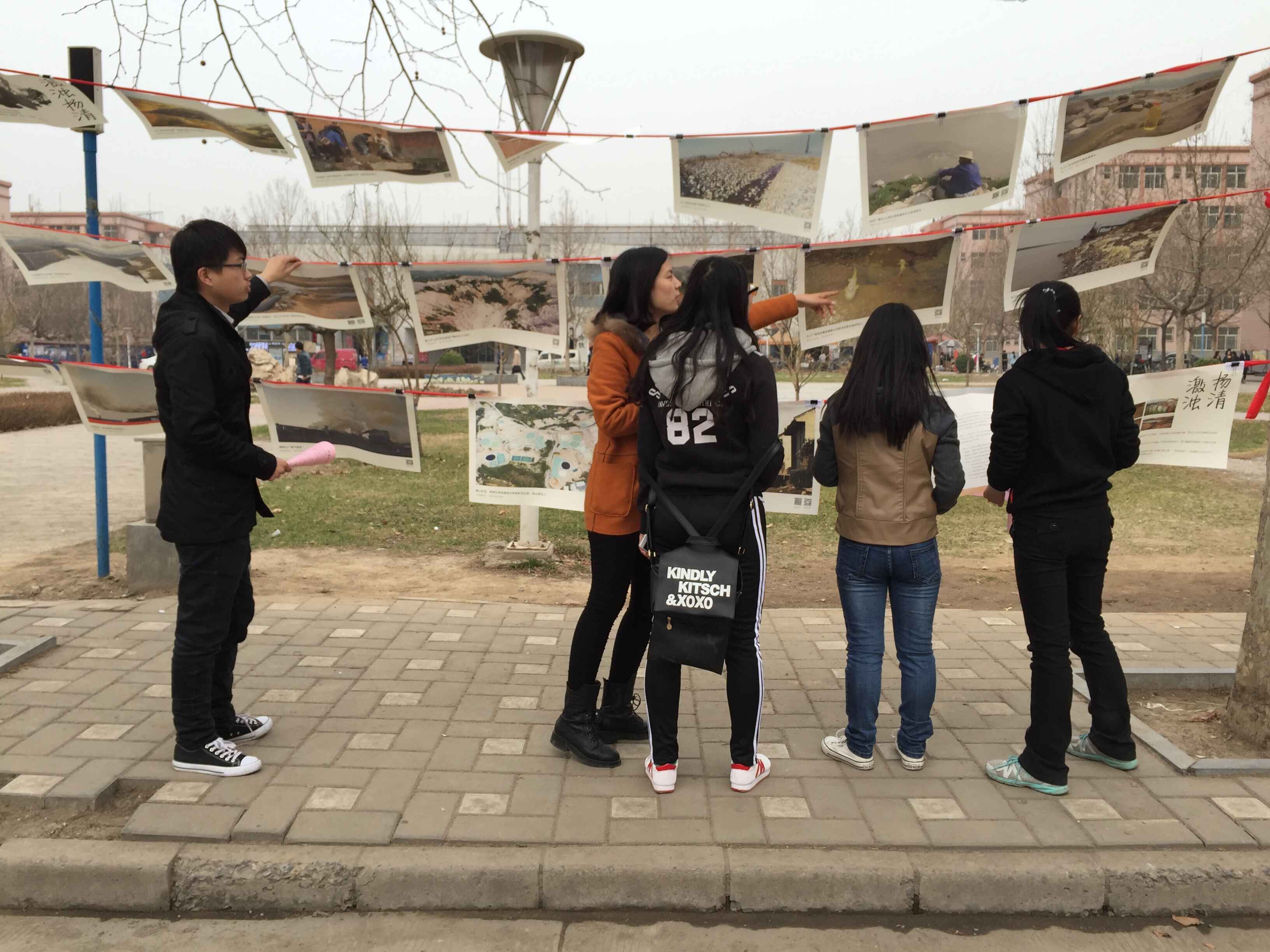 2026美加墨世界杯官网研究生会成员为同学们讲解图片展.jpg