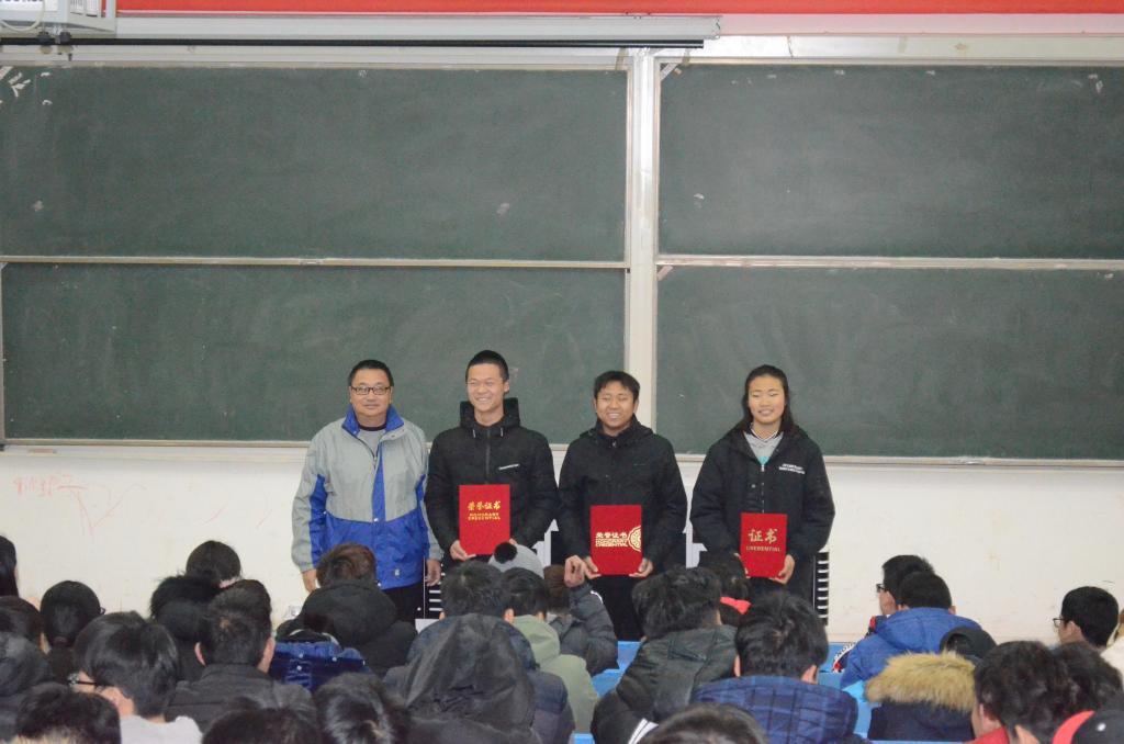 冯明新院长为拔河获奖集体颁奖