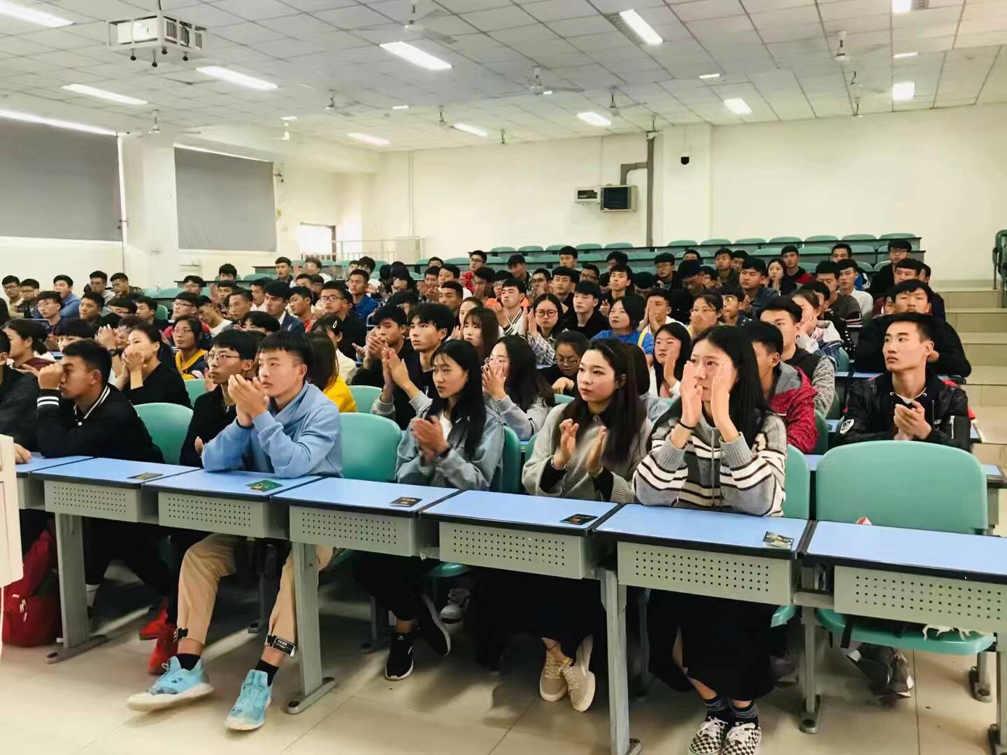 2018级新同学认真聆听入学教育