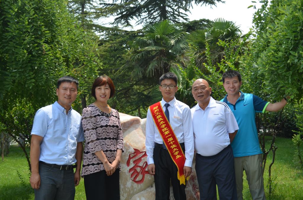 学院领导、老师与万振合影