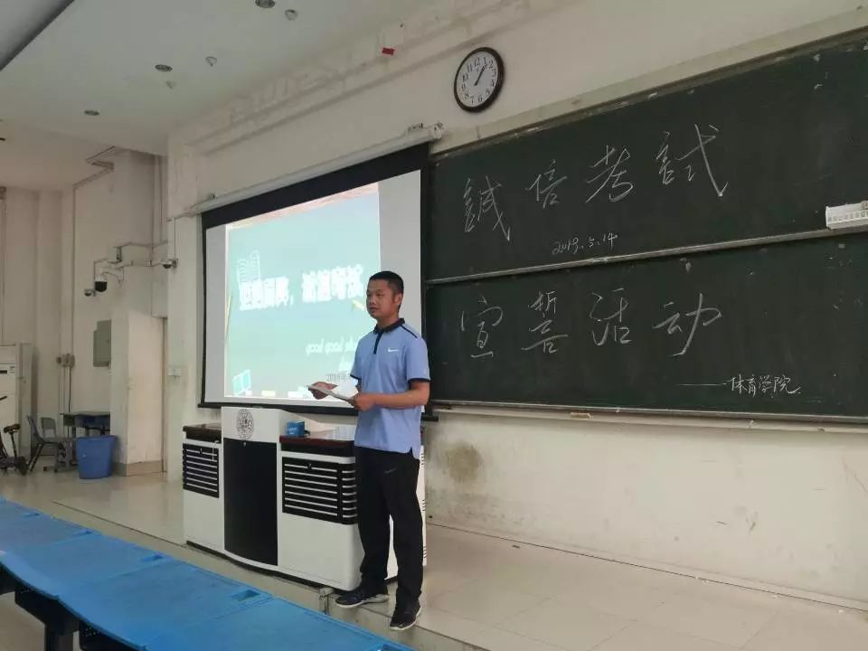 冷宁老师主持活动