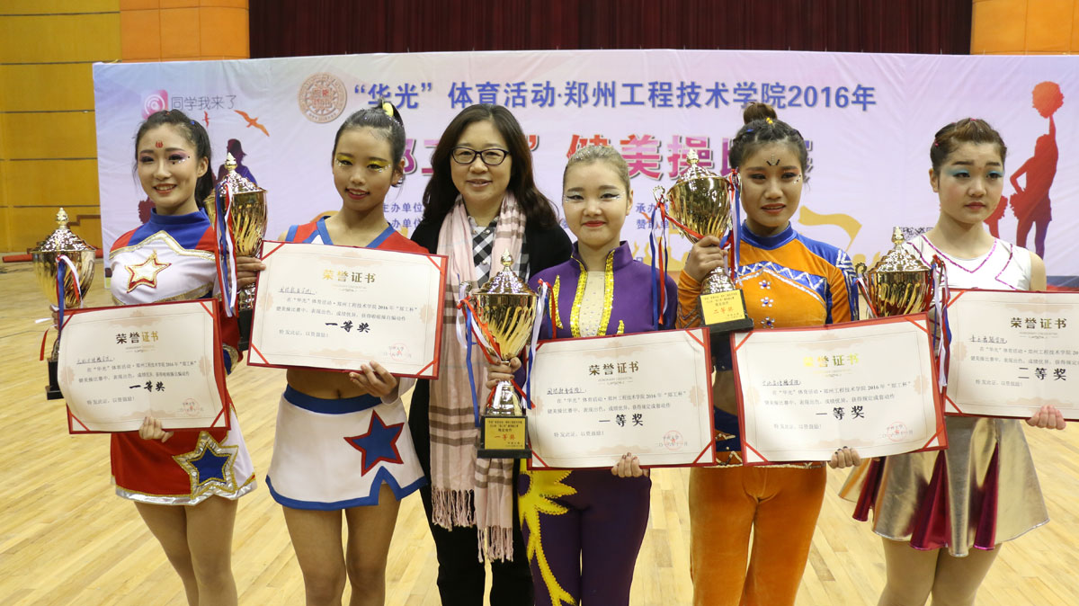 毛杰校长为获奖代表队颁奖