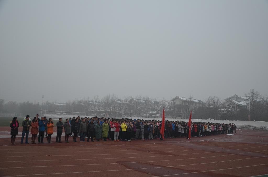 校院领导和师生参加升旗仪式