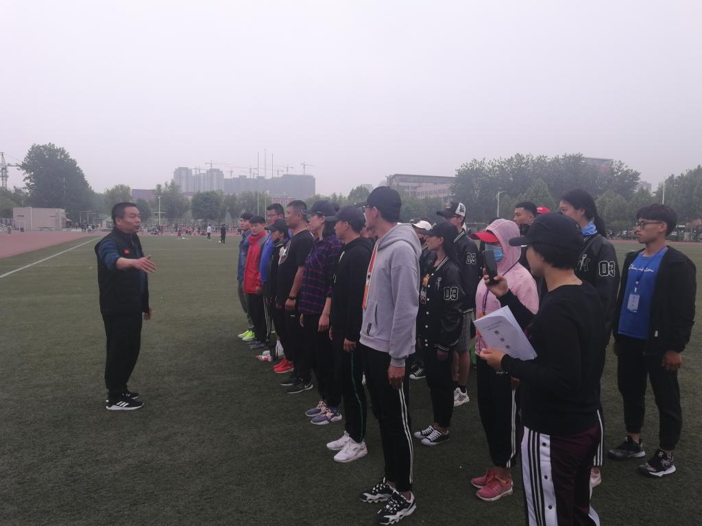 赛会裁判长给学生裁判员和志愿者讲解