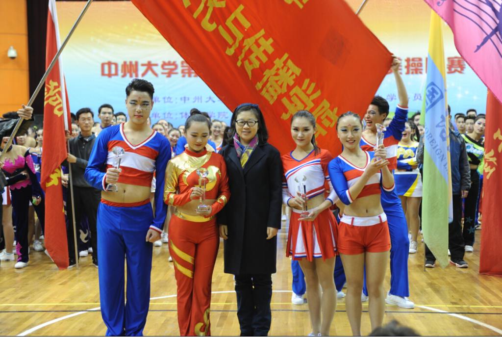 毛杰校长为一等奖获得队颁奖