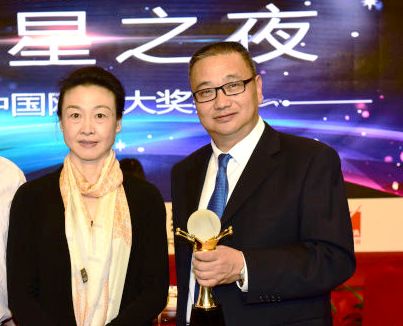 国家体育总局网球运动管理中心管中心主任李玲蔚为我校十大网赌信誉网址官网院长冯明新颁奖