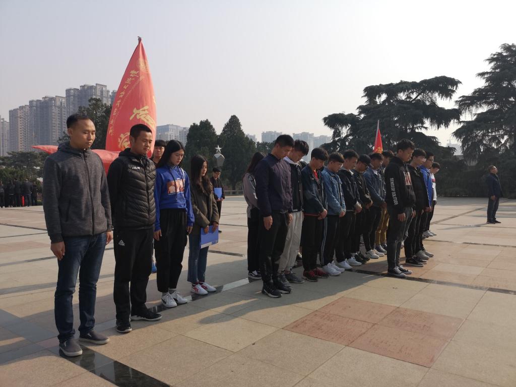 集体向先烈默哀