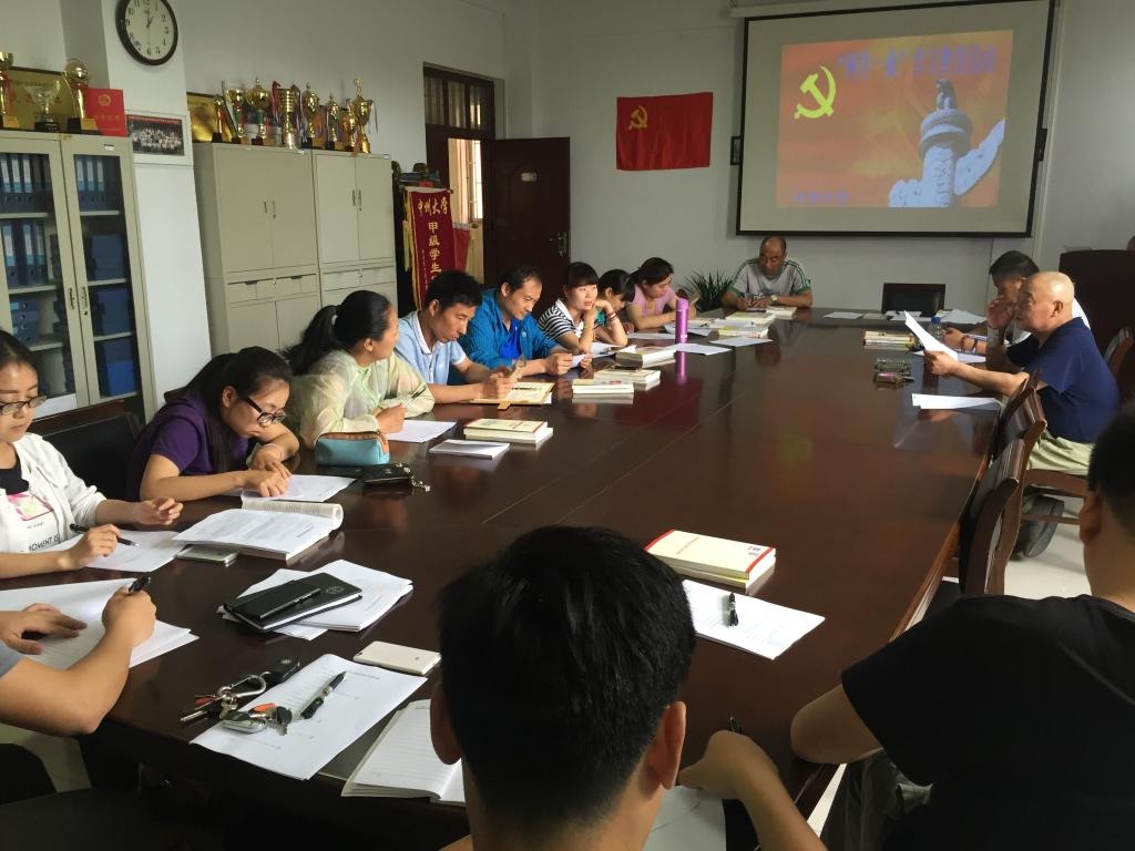 学院党总支书记张梯赛前做动员讲话