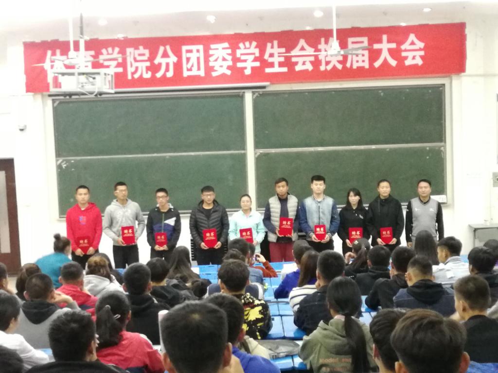为往届团学会成员颁发聘书