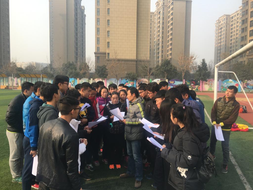 教育专业教研室主任袁书立老师为同学们现场讲解