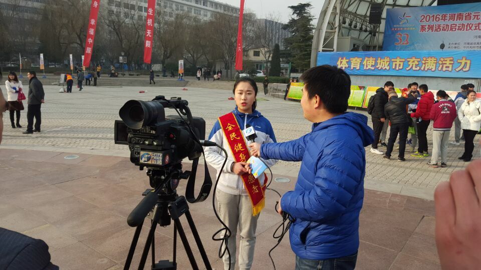 接受河南电视台采访
